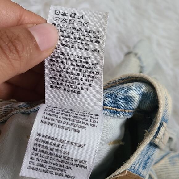 American Eagle Light Wash Distressed Denim Mom Shorts NWT SZ 0 - Picture 12 of 16